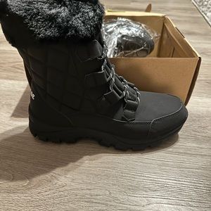 Black mid calf women’s snow boots